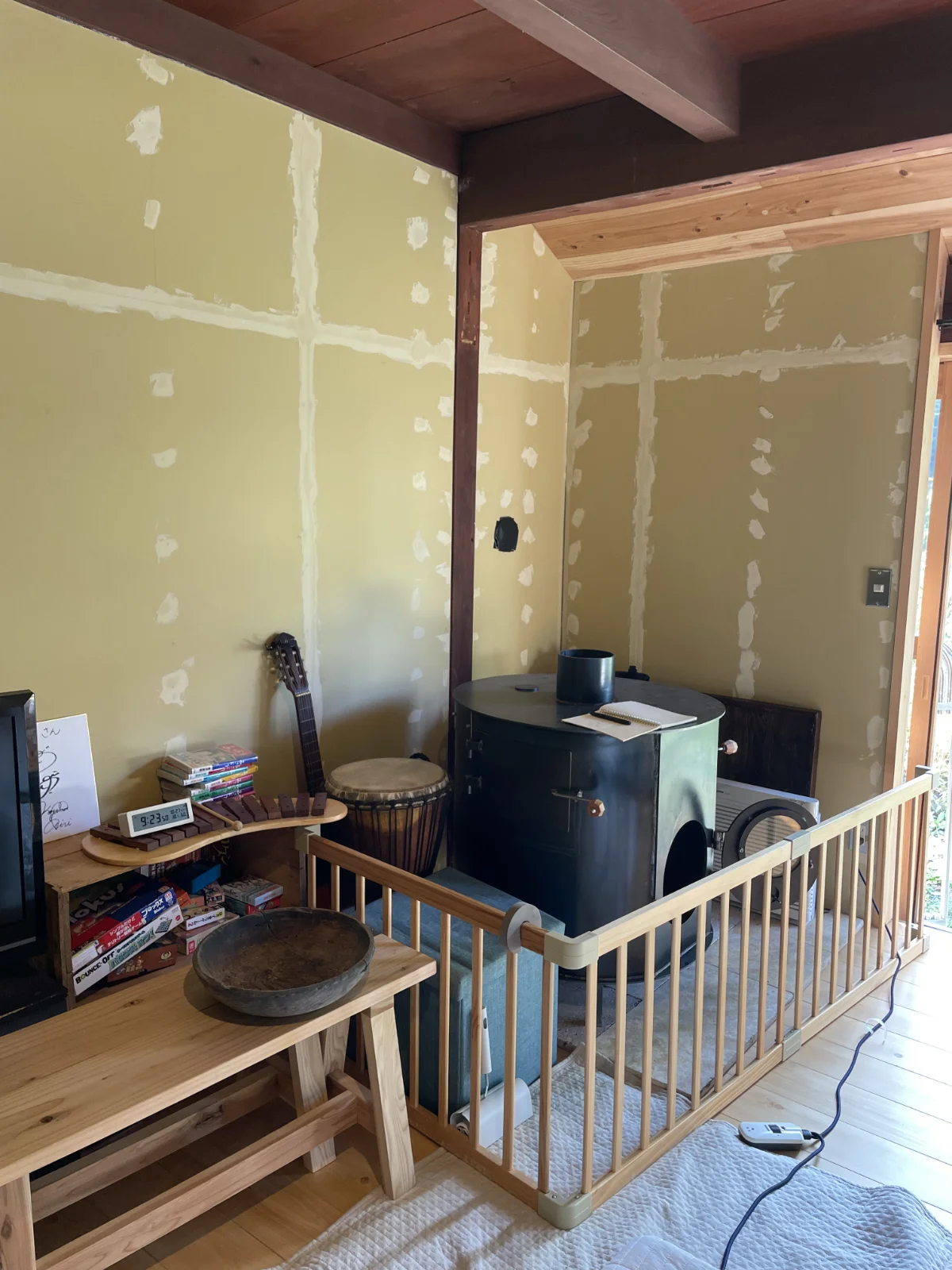 煙突の設置を待つイエルカの薪ストーブ