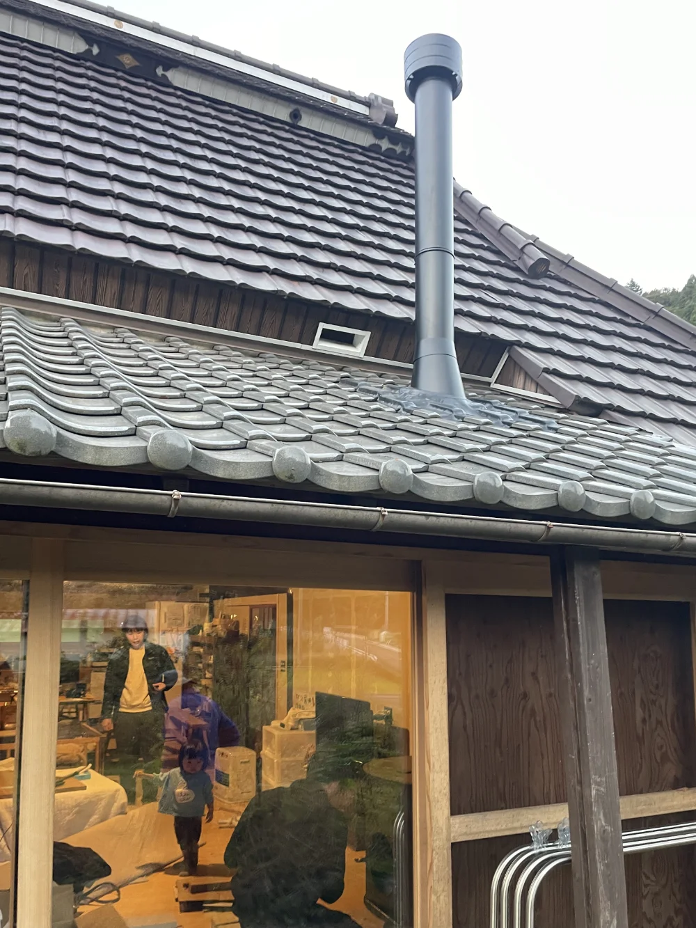 煙突が接続されたイエルカの薪ストーブ