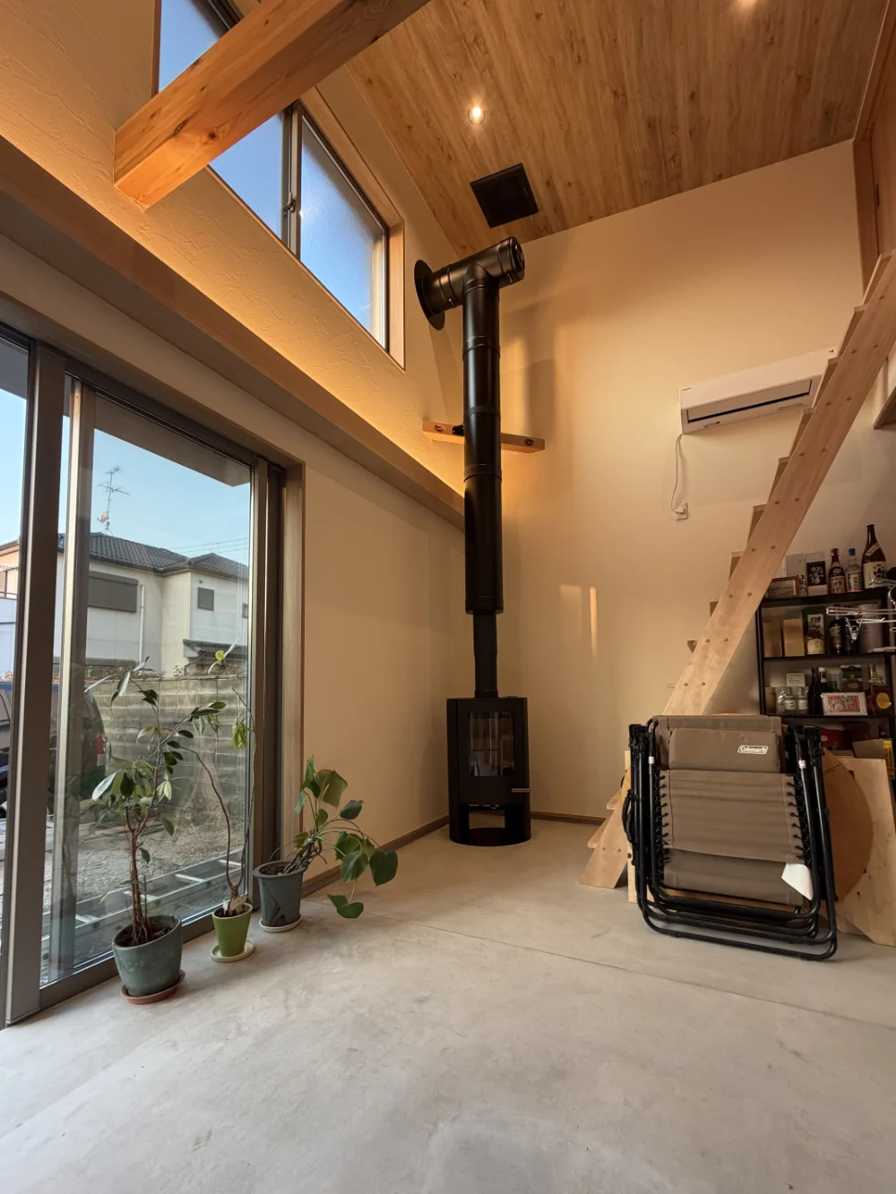 吹き抜けのある土間に薪ストーブ