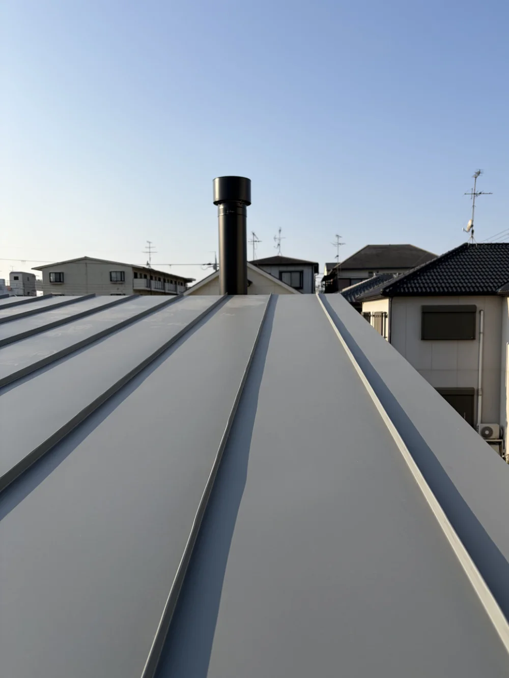 広い屋根から煙突